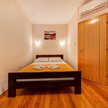 Port Adria Apartments 卡梅纳里 外观 照片