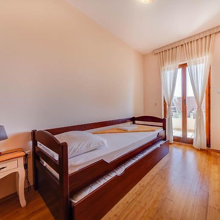 Port Adria Apartments 卡梅纳里 外观 照片