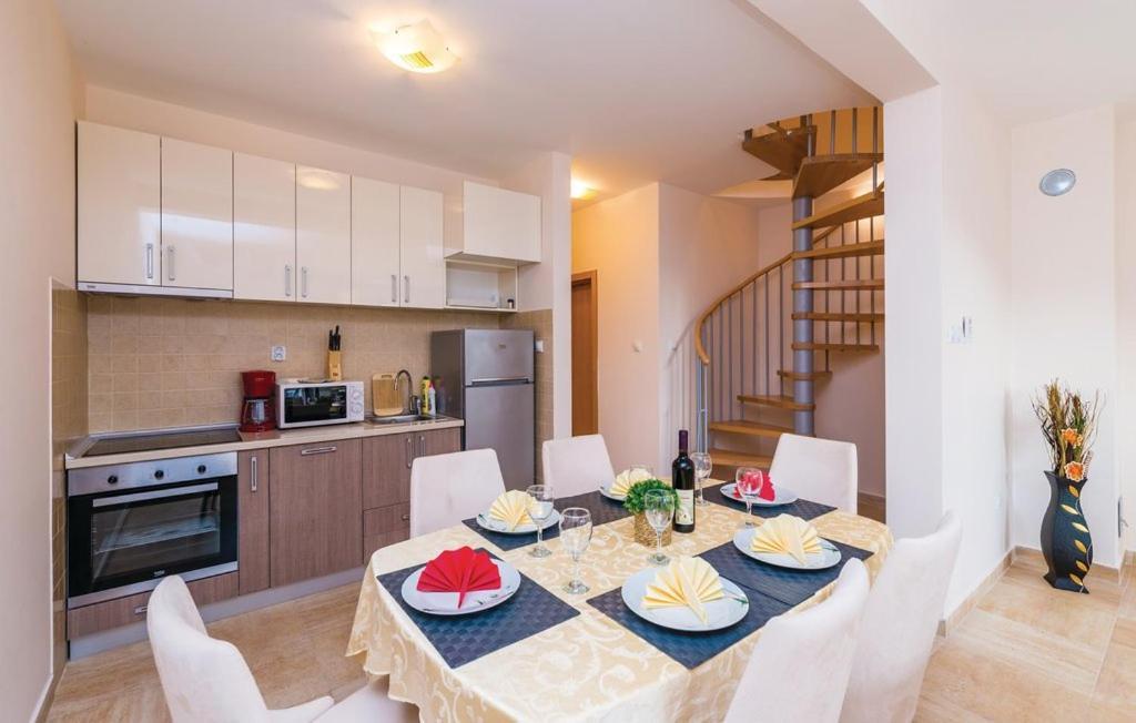 Port Adria Apartments 卡梅纳里 外观 照片