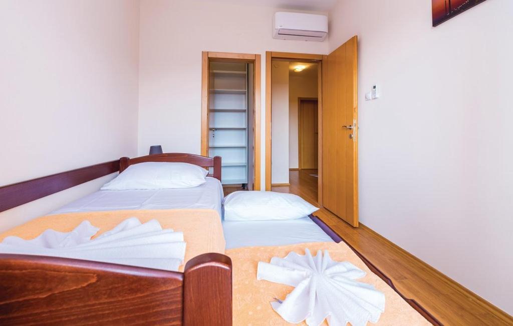 Port Adria Apartments 卡梅纳里 外观 照片