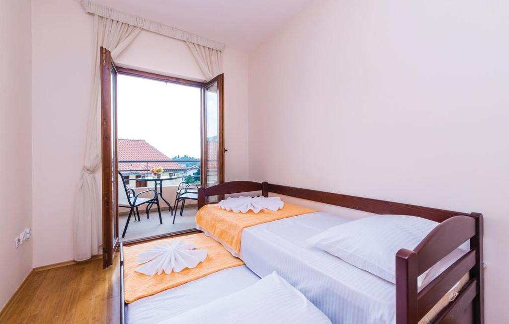 Port Adria Apartments 卡梅纳里 外观 照片