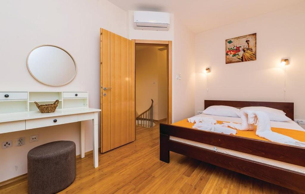 Port Adria Apartments 卡梅纳里 外观 照片