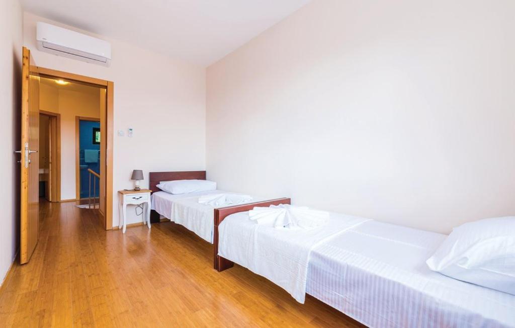 Port Adria Apartments 卡梅纳里 外观 照片