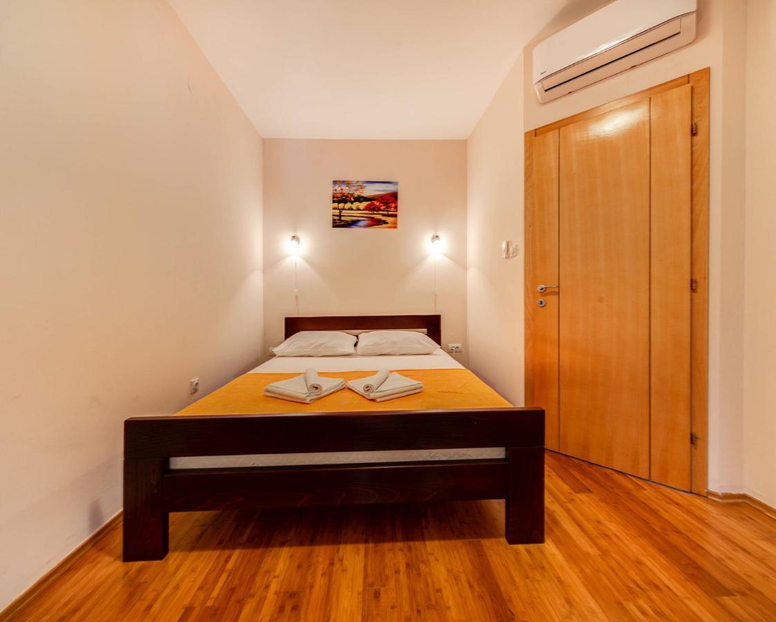 Port Adria Apartments 卡梅纳里 外观 照片