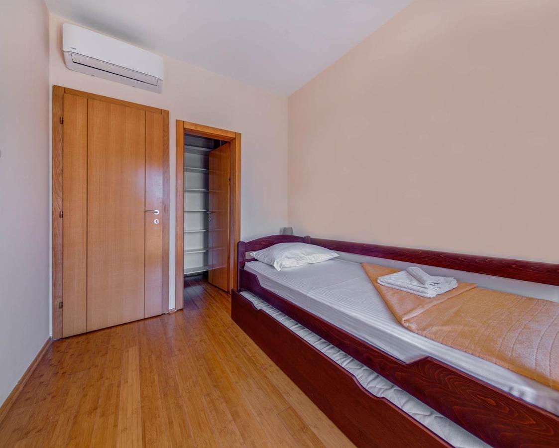 Port Adria Apartments 卡梅纳里 外观 照片