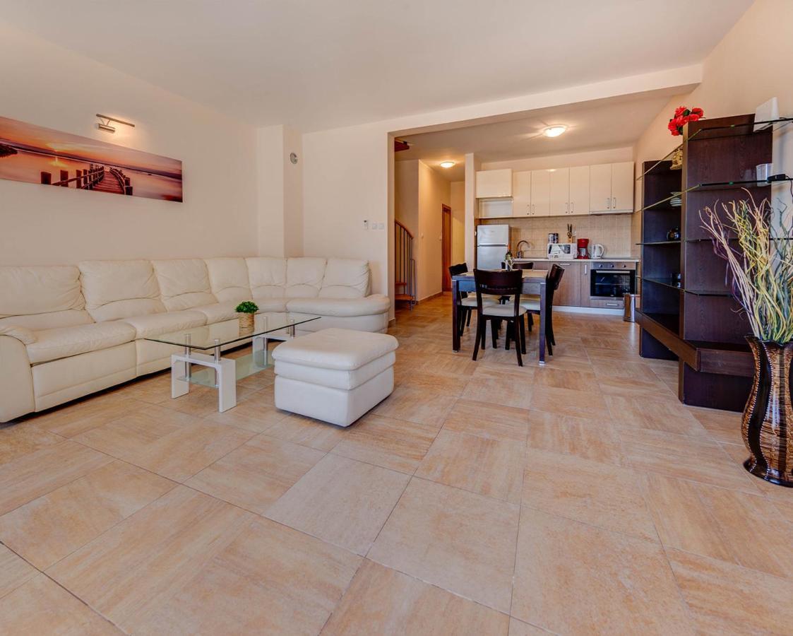 Port Adria Apartments 卡梅纳里 外观 照片