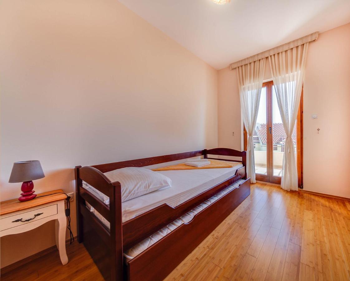Port Adria Apartments 卡梅纳里 外观 照片