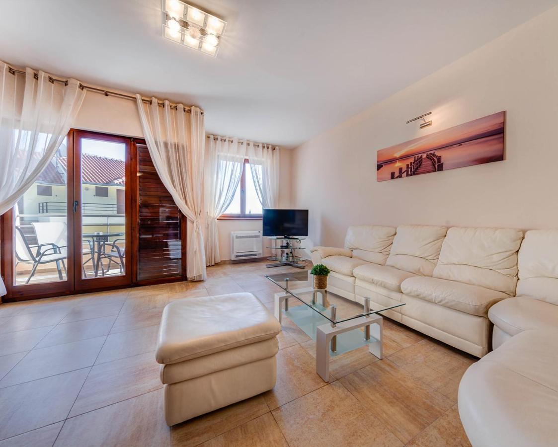Port Adria Apartments 卡梅纳里 外观 照片